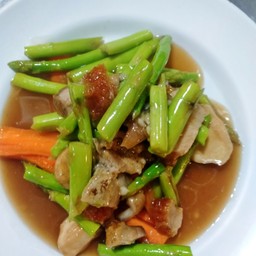 หน่อไม้ฝรั่งผัดหมูกรอบ