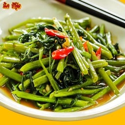 ผัดผักบุ้งไฟแดง/หมูกรอบ