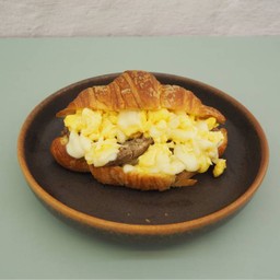 Egg Sausage & cheese croissant ครัวซองต์ ไข่ ไส้กรอก ชีส