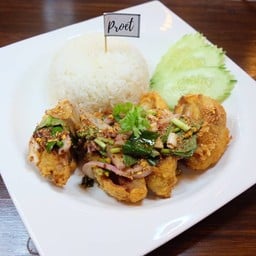 ข้าวปลาดอลลี่ยำแซ่บ