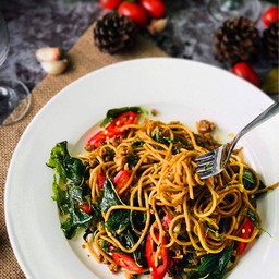 Spaghetti หมูสับกะเพรากรอบ