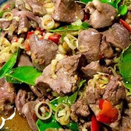 เครื่องในไก่ผัดโหระพา