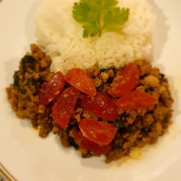ข้าวกะเพราไก่สับไข่แดงเค็ม