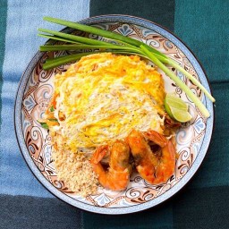 96 ผัดไทกุ้งสด