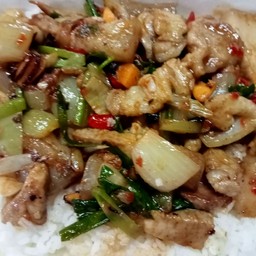หมูสามชั้นผัดไข่เค็มราดข้าว
