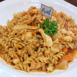 มักกะโรนีไก่ซอสแดง