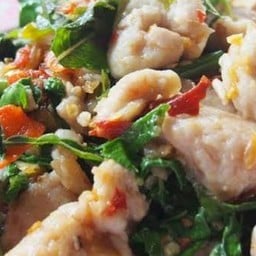 กระเพราโบราณพริกแห้งปลาดอรึ่+ไข่เจียว (ราดข้าว)