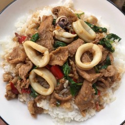 กะเพรา หมู+ปลาหมึก ราดข้าว