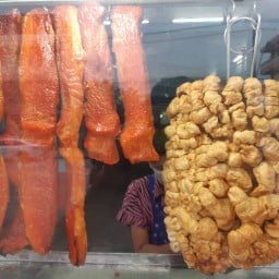 ราชาบะหมี่เกี๊ยวข้าวหมูกรอบข้าวหมูแดง สะแกงาม