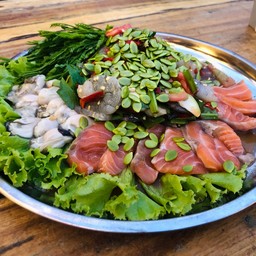 ยำเบรคแตก (แซลมอนกุ้งสดหอยนางรม)