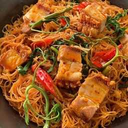 ผัดเส้นหมี่กระเฉดหมูกรอบ