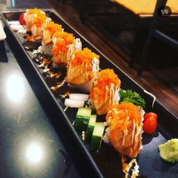 ข้าวห่อสาหร่ายหน้าปลาแซลมอนเบิร์นไฟ