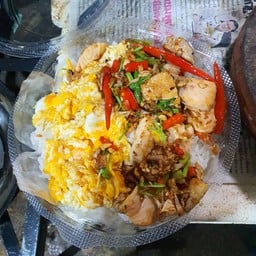 ไข่ขยี้ผัดโหระพาพริกหนูสด ราดข้าว