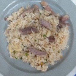 ข้าวผัดกระเทียมพริกขี้หนูสันคอหมูทอด