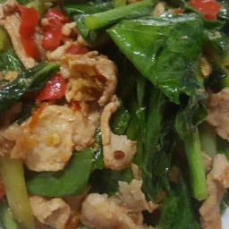 ผัดคะน้าหมูชิ้น(เป็นกับข้าว)