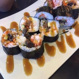 ข้าวห่อสาหร่ายไส้หนังปลาแซลมอนทอด