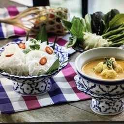 Crab meat curry  with fermented rice noodles