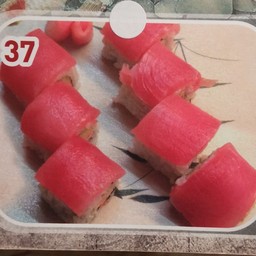 ข้าวห่อส่หร่ายหน้าปลามากุโร่