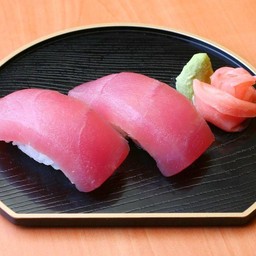 ข้าวปั้นหน้าปลามากุโร่