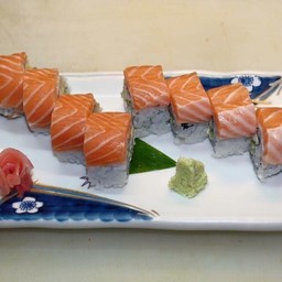 ข้าวห่อสาหร่ายหน้าปลาแซลมอน