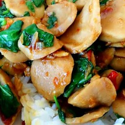 ข้าวกะเพราลูกชิ้นหมู