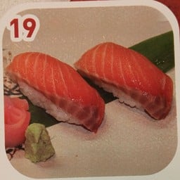 ข้าวปั้นหน้าปลาแซลมอน