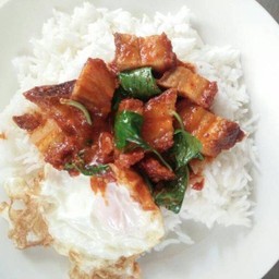 ข้าว พัดพริกแกงหมูกรอบ