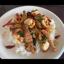 กะเพราเจ้าสมุทร (กุ้ง+หมึก+ปู+กั้ง)