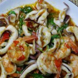 ข้าวกระเพรารวม+ไข่ดาว