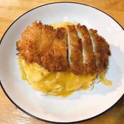 ข้าวหน้าไข่ข้นทงคัตสึทานคู่ซอสทงคัตสึ