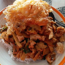 แกงคั่วไก่หน่อไม้ดองไข่ดาวราดข้าว