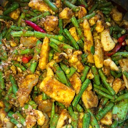 ปลาหมึกผัดเครื่องแกงกับถั่วฟักยาว