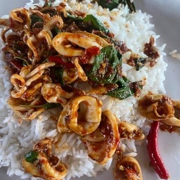 ผัดกระเพราปลาหมึก