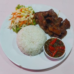 ข้าวกะเพราสันคอหมู