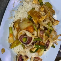 ปลาหมึกผัดไข่เค็มราดข้าว