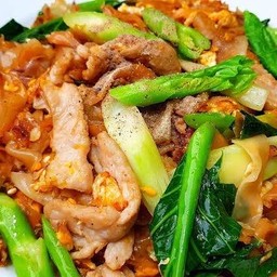ผัดซีอิ๊ว เส้นใหญ่