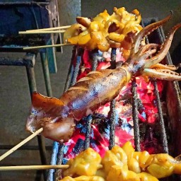 ป้าประนอมปลาหมึกสดย่าง หน้าหอคอย