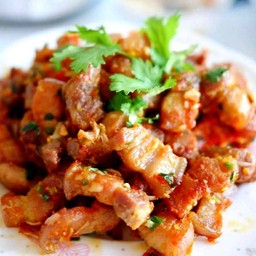 ข้าวหมูชิ้นคั่วพริกเกลือ