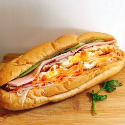 Bánh mì ขนมปังเวียดนาม แฮม + ไข่ดาว