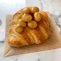 ครัวซองต์ แมคคาเดเมีย คาราเมล