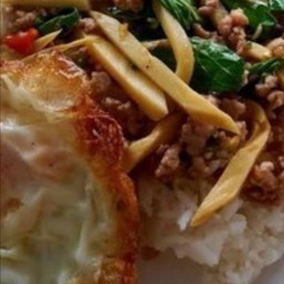 ข้าวกะเพราหมูหน่อไม้ไข่ดาว