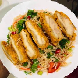 ยำขนมจีนไก่กรอบ