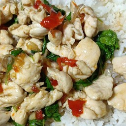 ผัดกระเพราหมู/ไก่ราดข้าว