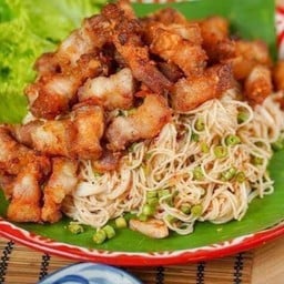 ยำขนมจีนหมูสามชั้นทอด