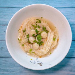 เส้นหมี่น้ำ ลูกชิ้นปลา