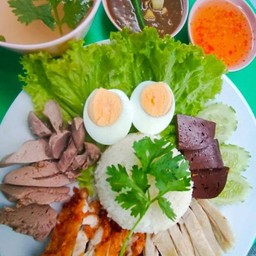 ชุดจัมโบ้ ข้าวมันไก่ต้ม ทอด เครื่องใน และไข่