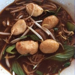 ก๋วยเตี๋ยวลูกชิ้นหมู น้ำตก