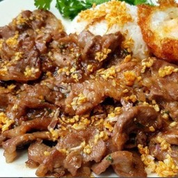 [อร่อยซ่ากับโค้ก] ข้าวหมูทอดกระเทียม+ไข่ดาว +  โค้ก ออริจินัล (กระป๋อง)