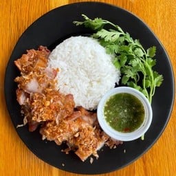 ข้าวหน้าหมูสามชั้นทอดน้ำปลา