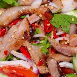 ยำคอหมูย่าง